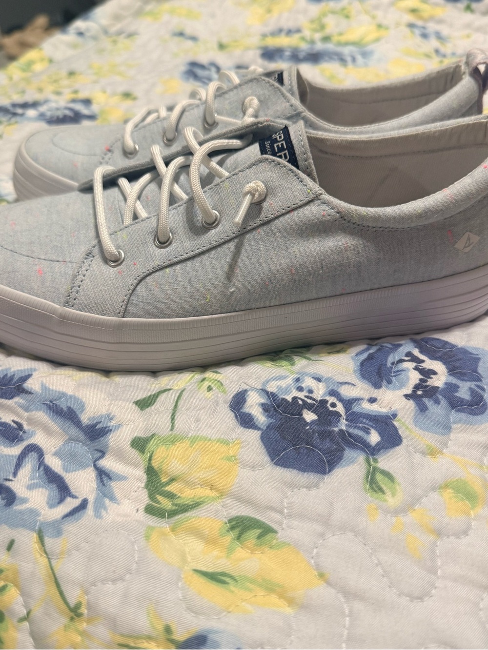 Kids 4.5 women’s 6.5 Low-Top Canvas Sneakers in Light Gray with Subtle Speckle